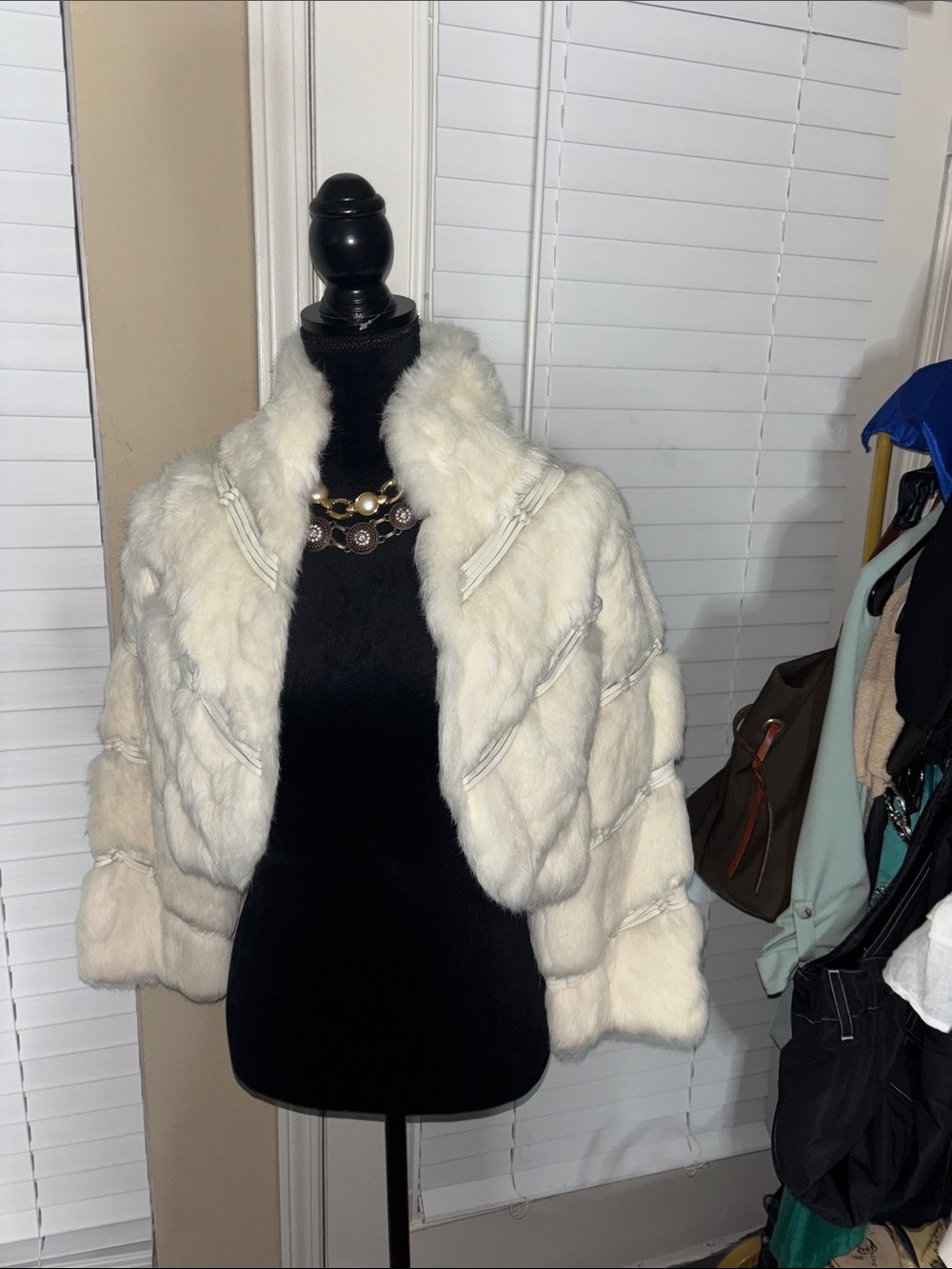 NWOT Bebe White Faux Fur Cropped Jacket for Women size L